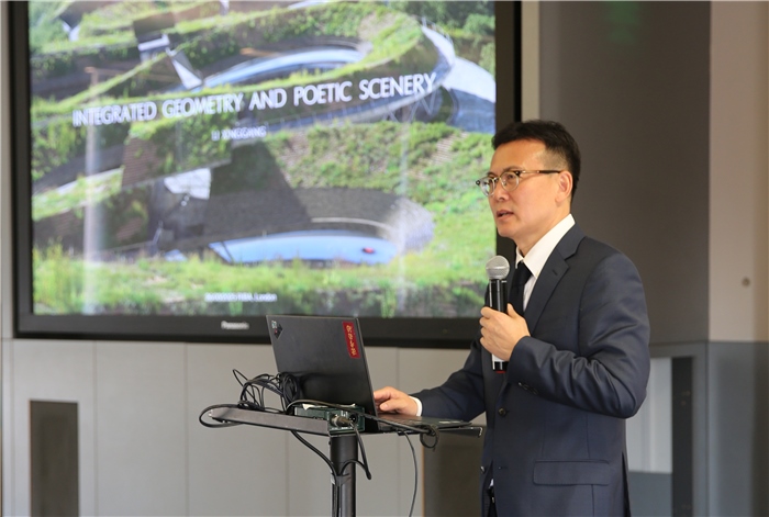 李興鋼院士做題為《勝景幾何》的主旨報告?；顒又鬓k方供圖