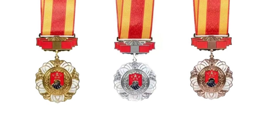 圖為戍守邊疆金質(zhì)、銀質(zhì)、銅質(zhì)紀(jì)念章。（國家移民管理局供圖）