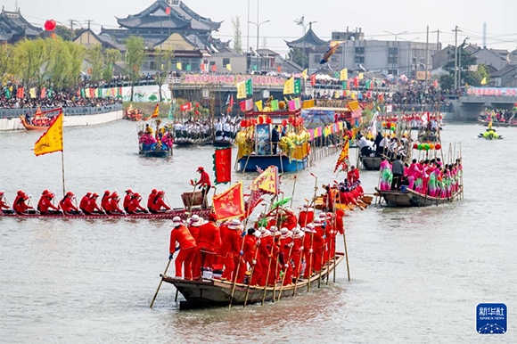 ?4月4日，選手在參加茅山會船盛會 。?新華社發(fā)（楊玉崗 攝）