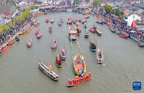 ?4月4日，選手在參加茅山會船盛會（ 無人機照片）。?新華社發(fā)（顧繼紅 攝）