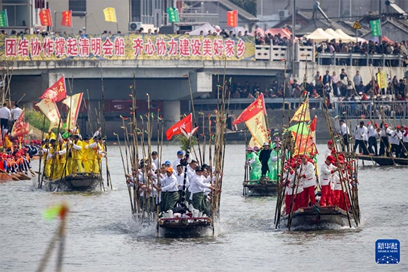 ?4月4日，選手在參加茅山會船盛會。新華社發(fā)（湯德宏 攝）