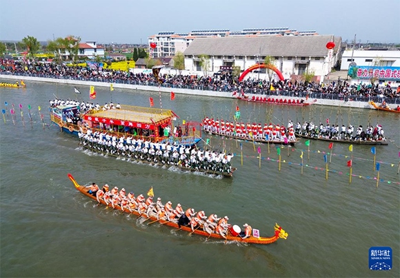 4月4日， 選手在參加茅山會船盛會（無人機照片）。新華社發(fā)（顧繼紅 攝）