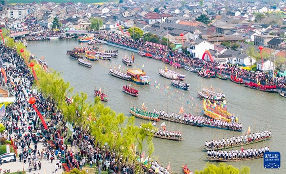 4月4日，選手在參加茅山會船盛會（無人機照片）。?新華社發(fā)（周社根 攝）