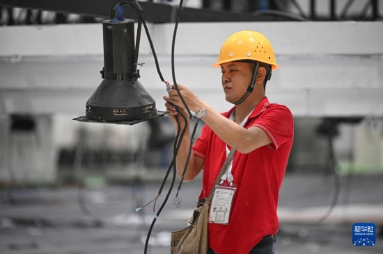 4月4日，工作人員在海南國際會(huì)展中心內(nèi)布設(shè)燈光。