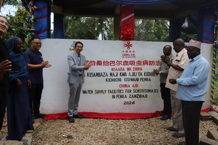 中國援助桑給巴爾血吸蟲病防治技術(shù)項目安全供水工程揭牌儀式日前在當?shù)嘏e行。 施亮攝