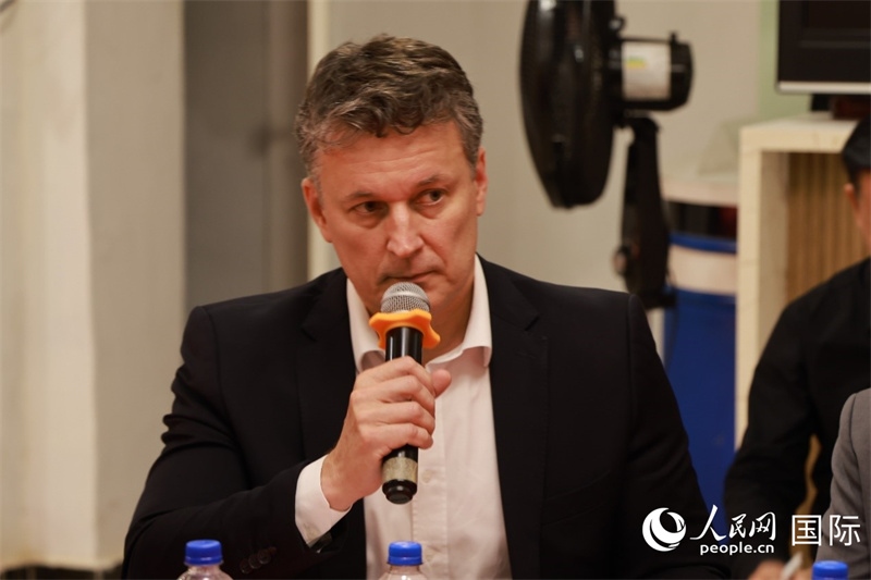 巴西中國友好協(xié)會主席恩里克·達(dá)諾布雷加在座談會上致辭。人民網(wǎng)記者 陳海琪攝