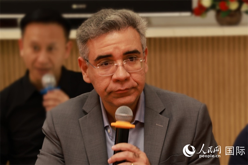 巴西弗魯米嫩塞聯(lián)邦大學(xué)教授、中國問題專家埃萬德羅·卡瓦略在座談會上致辭。人民網(wǎng)記者 陳海琪攝