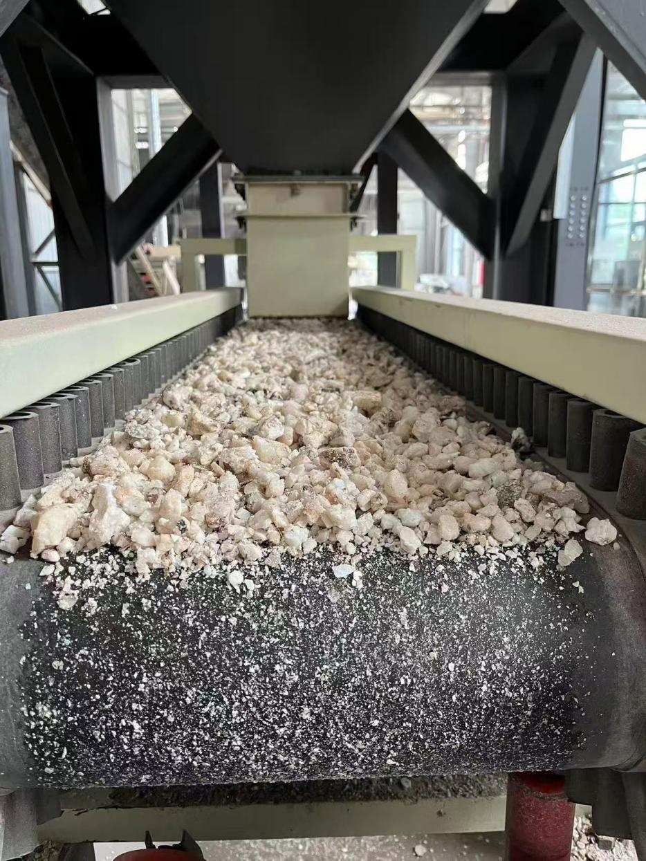 高純石英生產(chǎn)線。自然資源部供圖