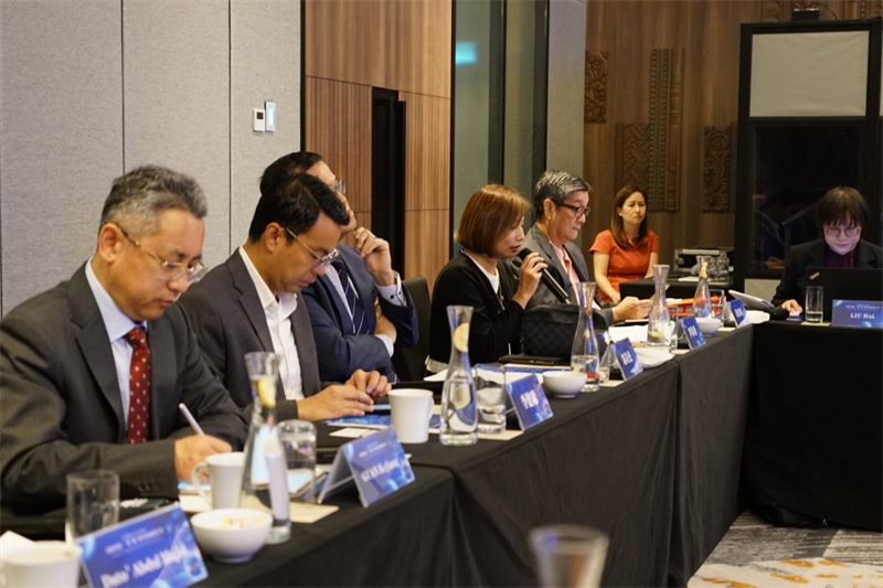 《南洋商報》總編輯羅依薇（左四）進行致辭。林俊揚攝