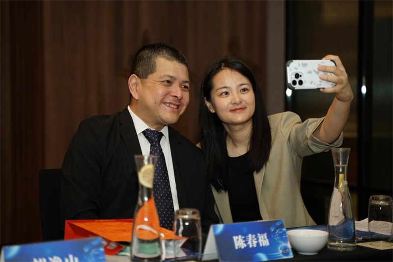 分享會上，中方記者同與會代表合影留念。林俊揚攝