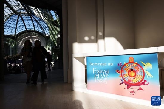 4月11日，人們在法國巴黎大皇宮參加2025巴黎書展。新華社記者 高靜 攝