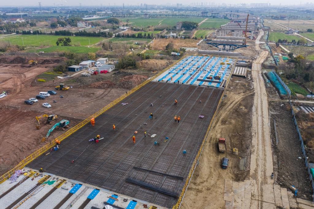 3月7日，在524國道秀洲王江涇至新塍公路工程TJ02標(biāo)段，作業(yè)人員正在進(jìn)行60米鋼混組合梁現(xiàn)澆橋面板鋼筋焊接及綁扎作業(yè)（無人機(jī)照片）。新華社記者 徐昱 攝