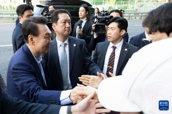 4月11日，韓國前總統(tǒng)尹錫悅（左一）在離開首爾漢南洞官邸時與支持者握手。新華社發(fā)（全休相攝）