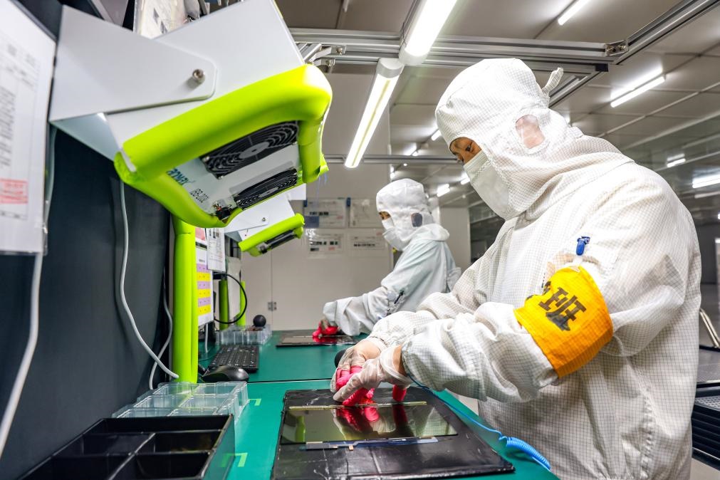 3月27日，在位于寧夏賀蘭工業(yè)園區(qū)的湯姆森電氣有限公司生產(chǎn)車間內(nèi)，工作人員制作硅膠絕緣護(hù)套。新華社記者 楊植森 攝