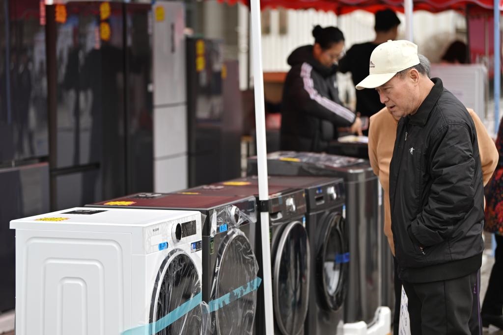 3月28日，天津市北辰區(qū)舉行2025年消費(fèi)品以舊換新惠民服務(wù)活動，吸引眾多市民前來選購。新華社記者 李然 攝