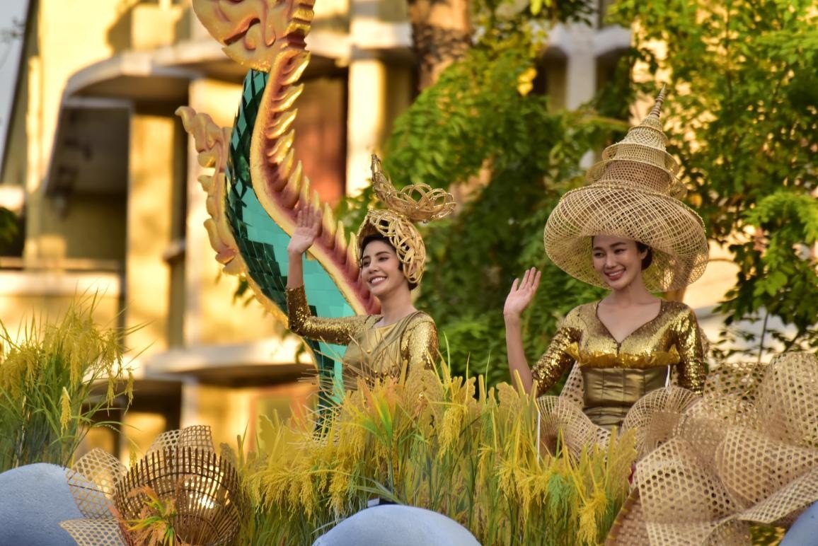 “祝福之河”花車以神龍形象象征水的神圣與豐饒，寓意祈福納祥。泰國(guó)國(guó)家旅游局供圖