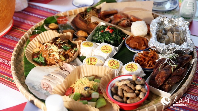 長桌宴上擺滿了海南特色佳肴。人民網(wǎng)記者 符武平攝