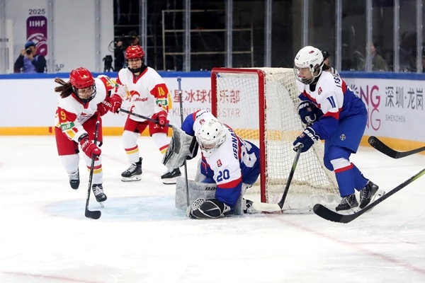 中國隊(duì)球員孔明會(huì)(左一)射門。圖片來源：中國冰球協(xié)會(huì)
