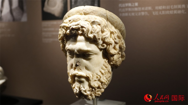 阿斯克勒庇俄斯大理石頭像。4月14日，來自希臘伊拉克利翁考古博物館的文物在故宮博物院展出。（人民網(wǎng) 張澤宇攝）