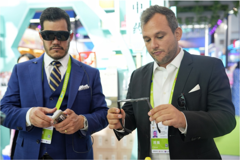 觀展嘉賓體驗(yàn)科技消費(fèi)新產(chǎn)品。中國國際消費(fèi)品博覽會組委會網(wǎng)上新聞中心供圖
