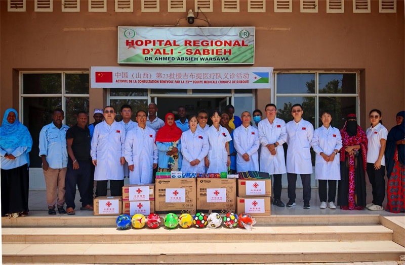 中國（山西）第23批援吉布提醫(yī)療隊在當?shù)亻_展義診，并捐贈一批急需藥品。中國（山西）第23批援吉布提醫(yī)療隊供圖