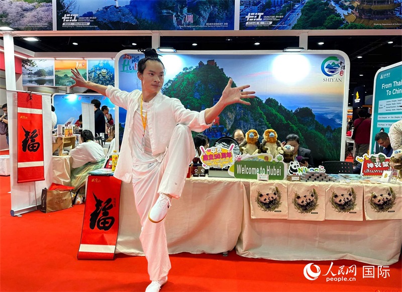 中國武當(dāng)功夫走進(jìn)東南亞，以精湛的武藝和飄逸的身姿詮釋中國武術(shù)的精髓。人民網(wǎng)記者 簡承淵攝