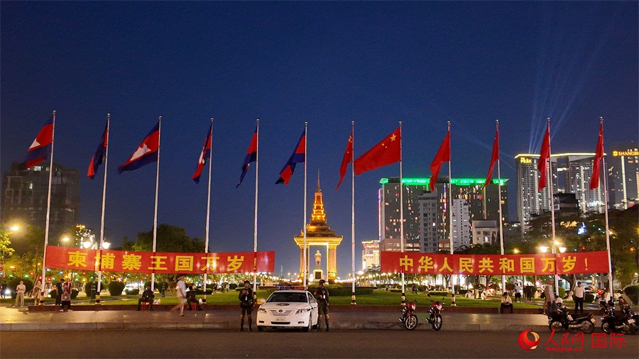 在習(xí)近平主席到訪柬埔寨前夕，人民網(wǎng)記者在柬埔寨首都金邊獨(dú)立紀(jì)念碑等地標(biāo)建筑附近看到，道路兩旁懸掛起中柬兩國(guó)國(guó)旗和“柬埔寨王國(guó)萬歲！”“中華人民共和國(guó)萬歲！”等中文歡迎橫幅。人民網(wǎng)記者 盛楚宜攝