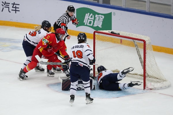 中國隊球員曲樂(左二)破門得分。圖片來源：中國冰球協(xié)會 此役中國隊首發(fā)陣容是詹佳慧、于柏巍、孔明會、趙啟男、曲樂、方新。比賽進行至2分43秒，荷蘭隊率先取得進球，1:0領(lǐng)先。失球后的中國隊打得更加積極主動，多次獲得射門機會，但可惜沒有破門得分。 第二節(jié)39分34秒，中國隊曲樂在王佳欣和孔明會的助攻下破門，將比分扳平，這也是中國隊在本屆賽事中取得的首個進球。 末節(jié)43分42秒，荷蘭隊球員勾人犯規(guī)，被判罰任意球。中國隊張夢瑩執(zhí)行并打進，2:1反超比分。最后階段，荷蘭隊撤下守門員，場上6人進攻但未能進球。最終，中國隊以2:1逆轉(zhuǎn)戰(zhàn)勝對手，取得本屆世錦賽首場勝利。 在昨日進行的另外兩場比賽中，奧地利隊3:2力克斯洛伐克隊，法國隊2:1戰(zhàn)勝丹麥隊。三輪比賽過后，奧地利隊三戰(zhàn)全勝領(lǐng)跑積分榜，斯洛伐克隊和法國隊2勝1負(fù)分列二、三位，丹麥隊和中國隊1勝2負(fù)排在四至五位，荷蘭隊三戰(zhàn)皆負(fù)積分墊底。