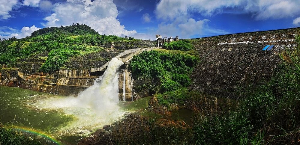 2018年6月22日在柬埔寨戈公省拍攝的中國援柬額勒賽水電站上大壩。