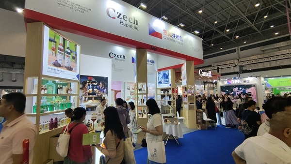 觀展者在各國展臺(tái)采購、咨詢。人民網(wǎng)記者 李彤?dāng)z