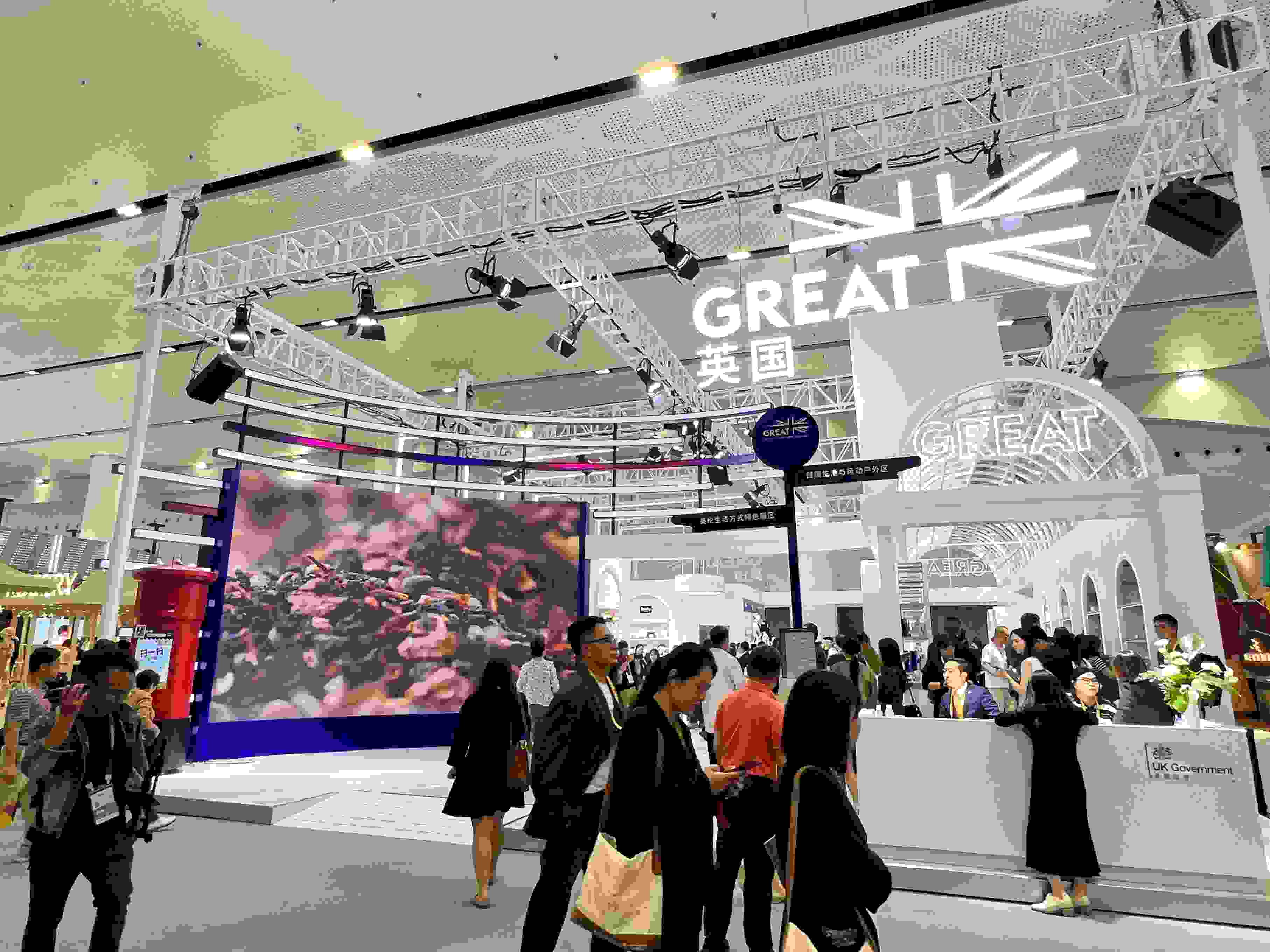 在消博會(huì)上，主賓國英國國家館開館。人民網(wǎng)記者 趙瞳攝