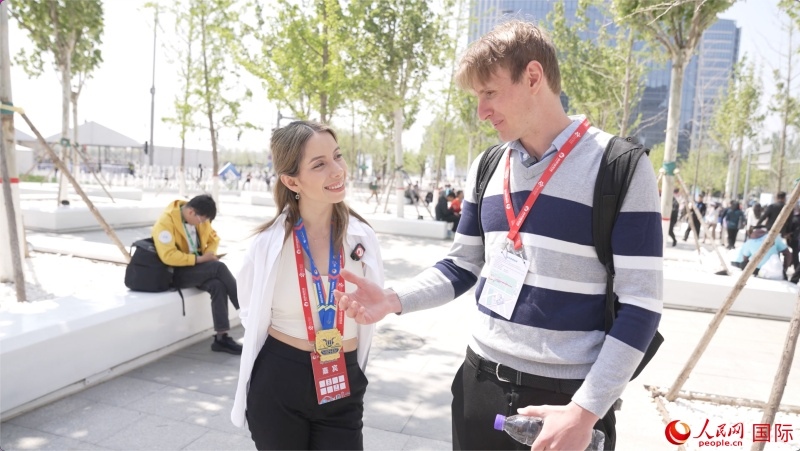 墨西哥的參賽選手阿蘭薩蘇?巴燕（左）與瑞士選手喬文韜。人民網(wǎng)記者 袁蒙攝