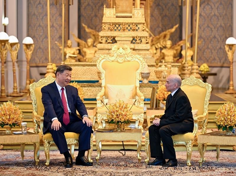4月17日，柬埔寨國王西哈莫尼同習近平主席在金邊王宮舉行會見。