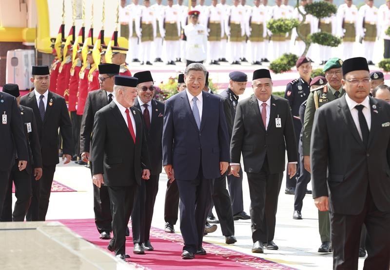 4月16日，馬來西亞最高元首易卜拉欣在馬來西亞國家王宮廣場為習近平主席舉行隆重歡迎儀式。