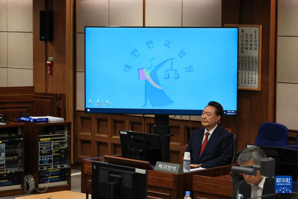 4月21日，尹錫悅在韓國首爾中央地方法院出席庭審。新華社/紐西斯通訊社