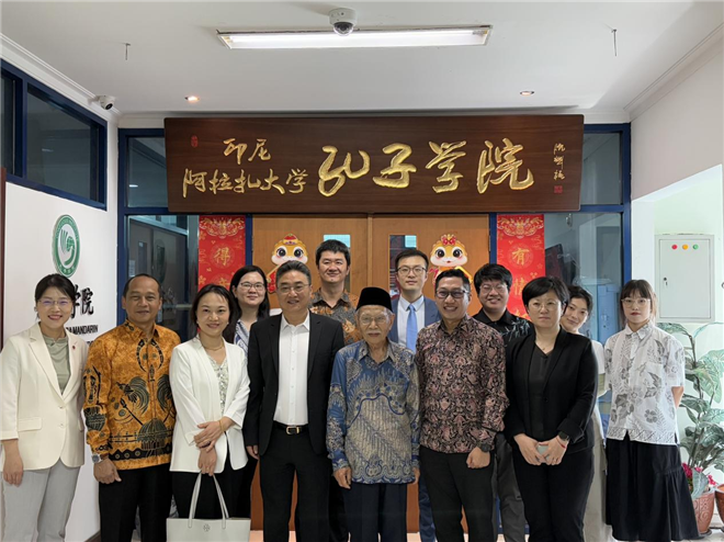 中國—東盟中心代表團訪問阿拉扎大學(xué)孔子學(xué)院?；顒又鬓k方供圖