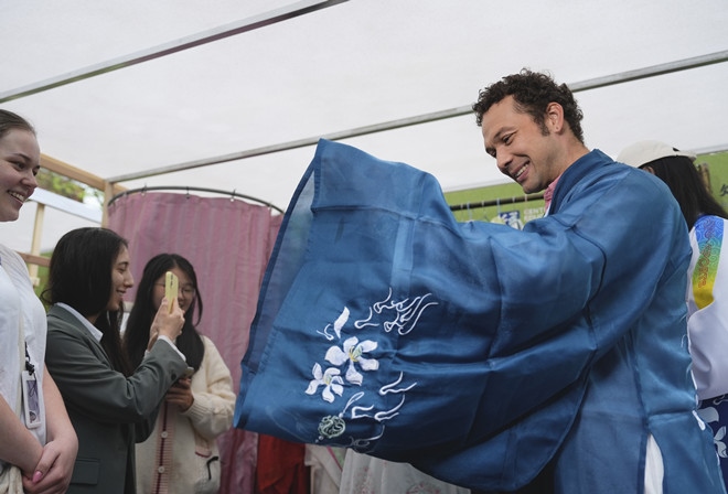 外國(guó)青年試穿漢服。中外語(yǔ)言交流合作中心供圖