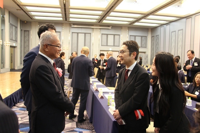 與會(huì)嘉賓熱切交流。中國(guó)駐福岡總領(lǐng)館供圖