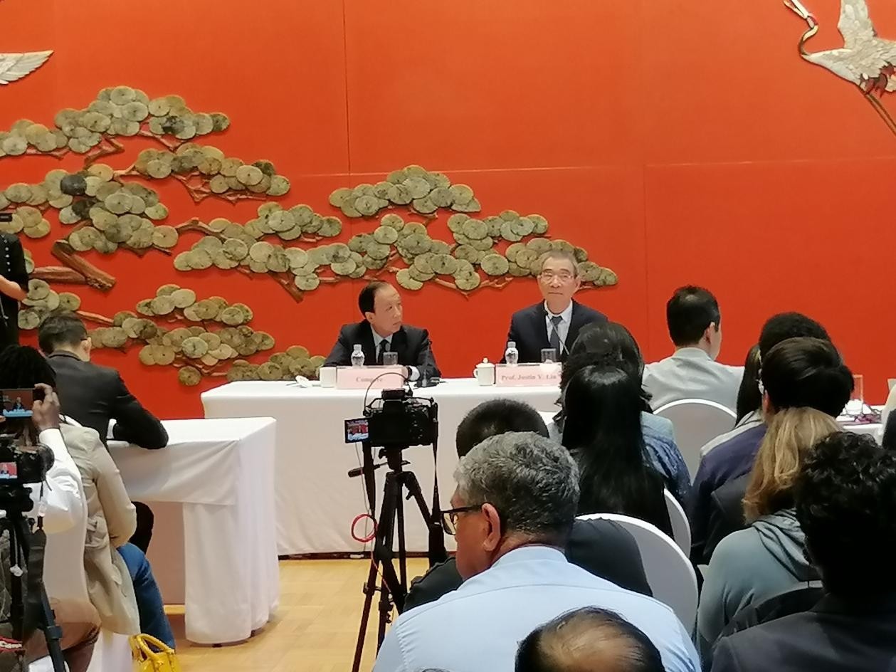 圖為21日舉行的“臨甲7號(hào)沙龍”，林毅夫（右一）在回答中外媒體記者的提問。 人民網(wǎng)記者 李瀟攝