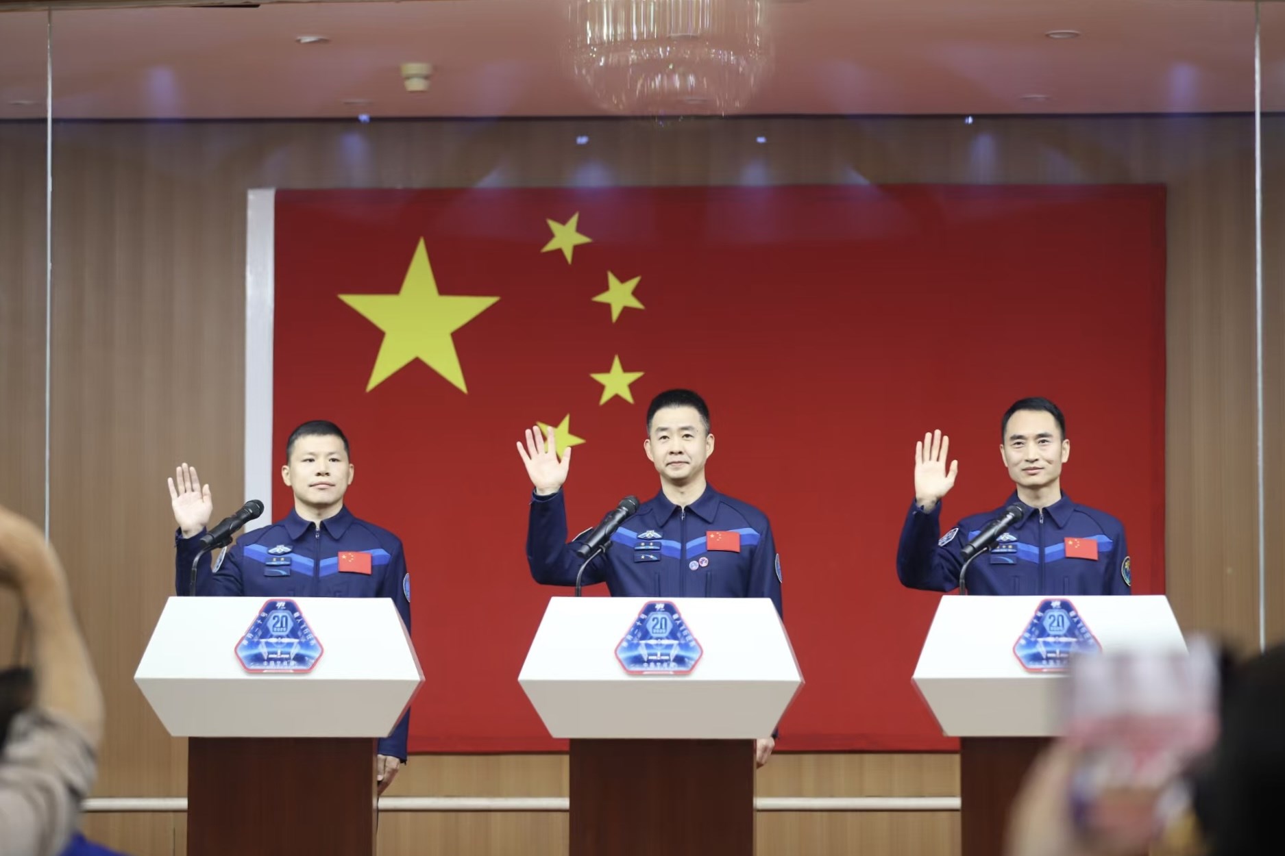 4月23日，神舟二十號航天員乘組在酒泉衛(wèi)星發(fā)射中心問天閣與中外媒體記者集體見面。人民網(wǎng)記者 黃帆攝