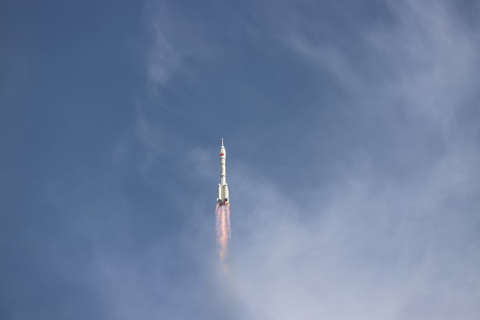 長征二號F遙二十運載火箭點火發(fā)射。人民網(wǎng)記者 黃帆攝