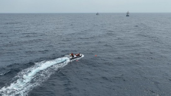 4月23日，中越海警開(kāi)展海上聯(lián)合搜救演練，模擬營(yíng)救落水人員。（中國(guó)海警供圖）