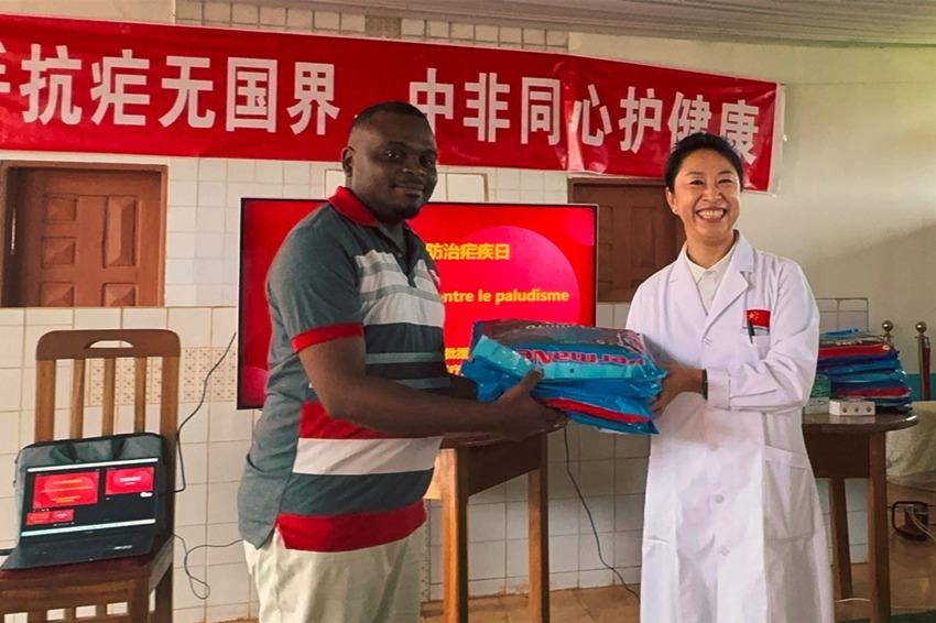 【3】贈(zèng)送抗瘧物資。中國(guó)（山西）第24批援喀麥隆姆巴爾馬尤醫(yī)療隊(duì) 供圖