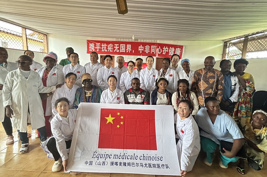 【4】圖為活動(dòng)結(jié)束后的合影。中國(guó)（山西）第24批援喀麥隆姆巴爾馬尤醫(yī)療隊(duì) 供圖