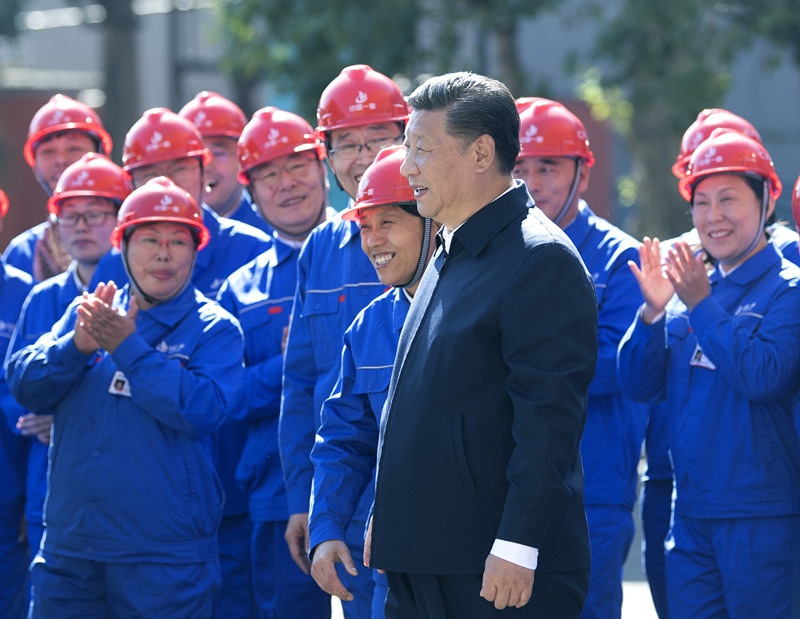 2018年9月26日，在中國(guó)一重集團(tuán)，習(xí)近平總書記走到工人中間，同大家親切交流。