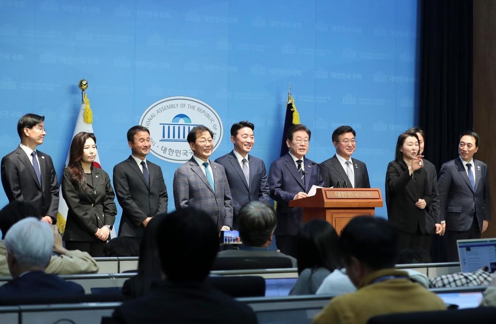 4月11日，李在明在韓國首爾舉行的新聞發(fā)布會上介紹他的總統(tǒng)競選團隊。新華社記者姚琪琳攝