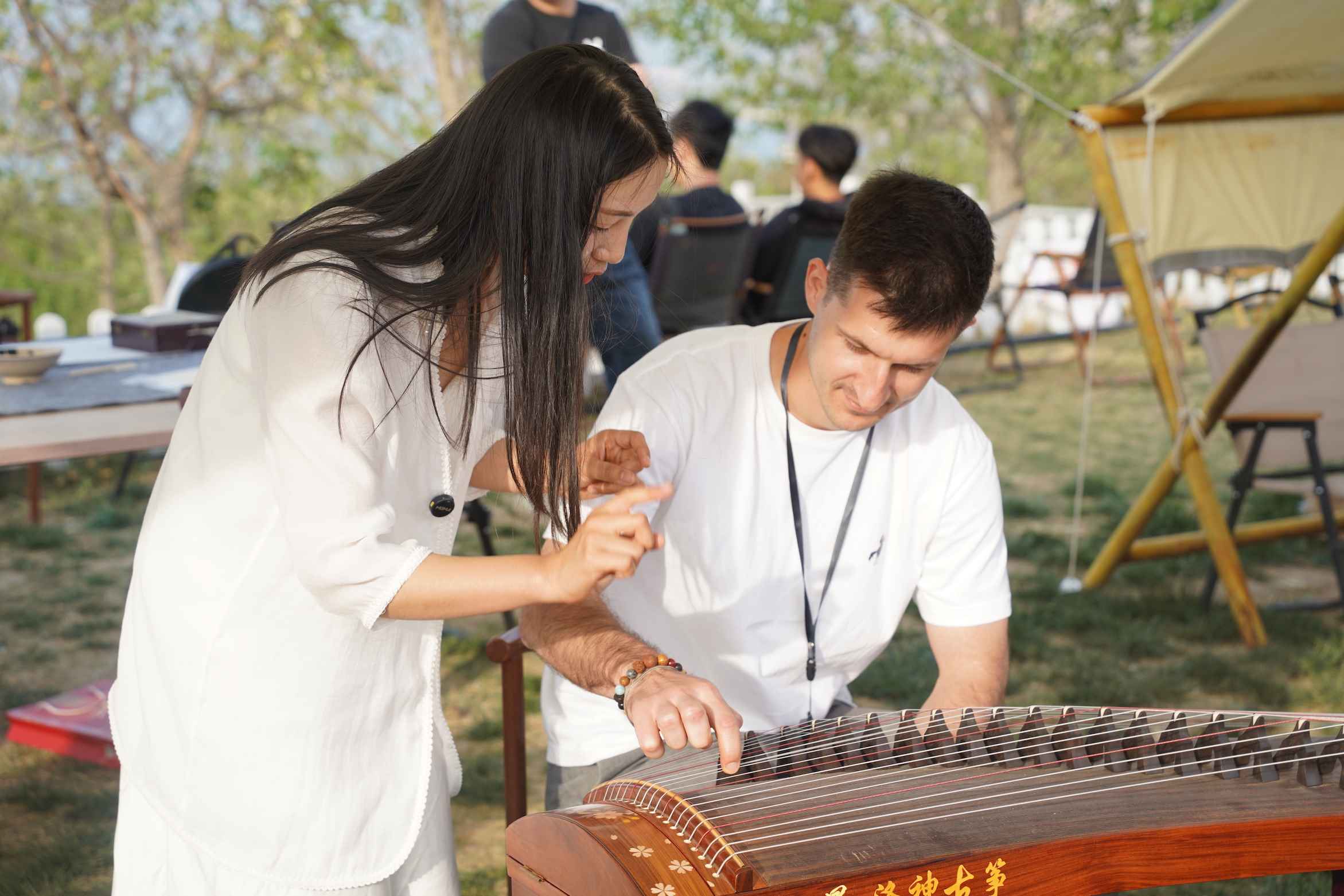 外媒體記者古箏體驗(yàn)。主辦方供圖