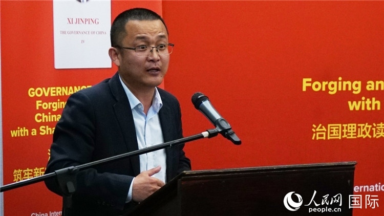 中非青年婦女協(xié)會主席、南非大學(xué)教授秦效順在讀書會上發(fā)言。人民網(wǎng) 劉暢攝