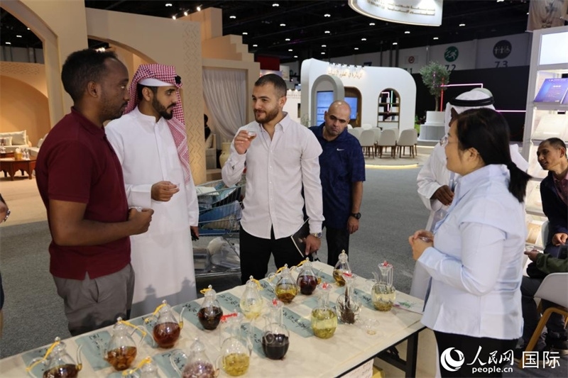 在“閱讀中國”館，當(dāng)?shù)刈x者通過品味中國茶，了解中國文化。人民網(wǎng)記者 張志文攝