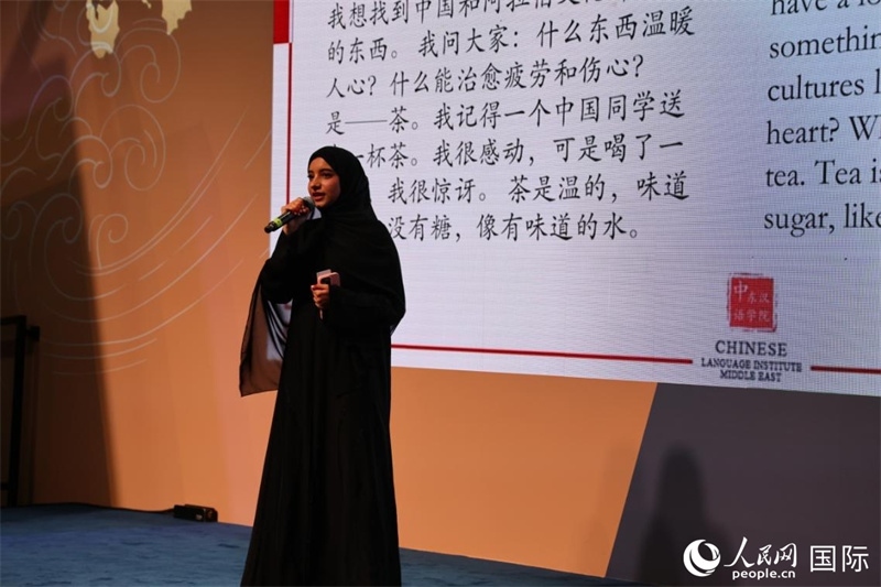 第四屆“阿聯(lián)酋眼中的中國”中文比賽上，一位阿聯(lián)酋漢語學(xué)習(xí)者與觀眾分享對中國茶文化的思考。人民網(wǎng)記者 張志文攝